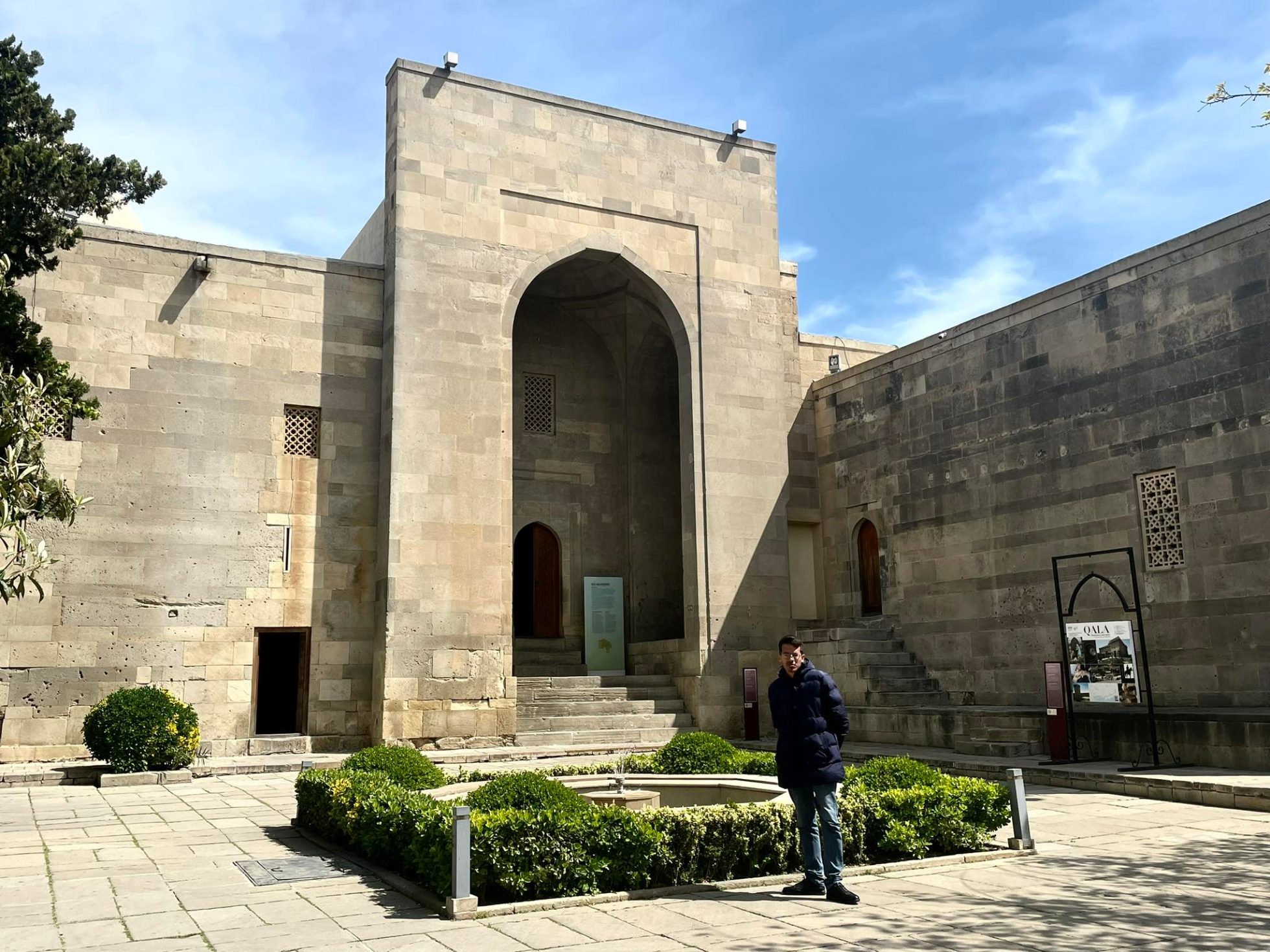 Ulica Stare Miasto w Baku z widocznymi budynkami i ulicznymi detalami.